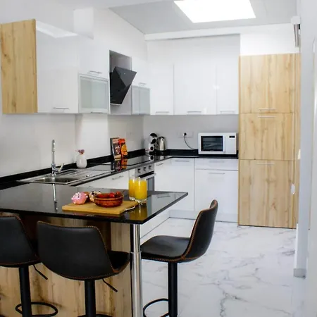 Lemon Tree Pool Apartment